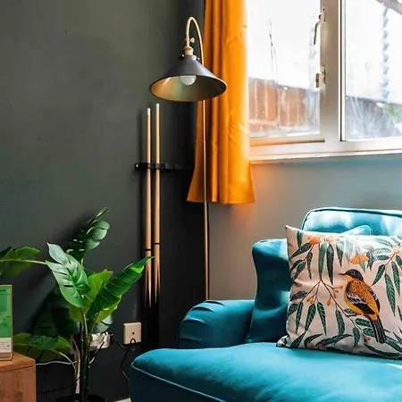 Contractor Base With Pool Table * London
