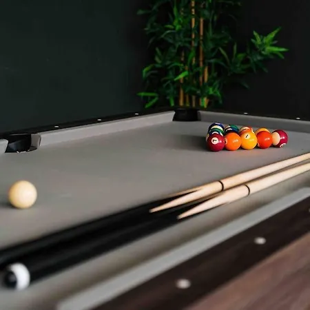 Holiday home Contractor Base With Pool Table