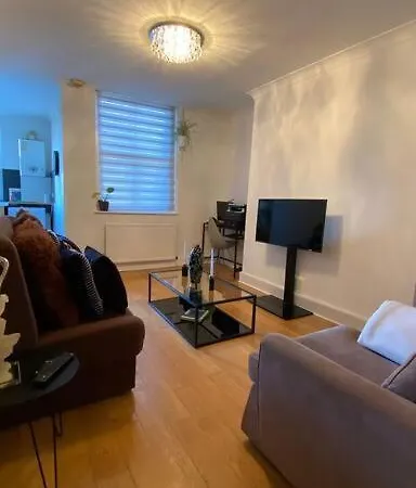 Apartment Camberwell Central: 2-bedroom Flat With Excellent Connections