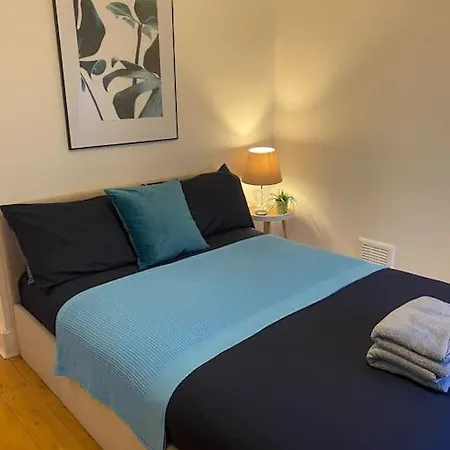 Apartment Camberwell Central: 2-bedroom Flat With Excellent Connections *