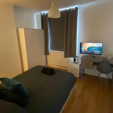 2 Bedroom Flat In Camberwell - Location With Excellent Connections To Tourist Attractions And Main Airports *