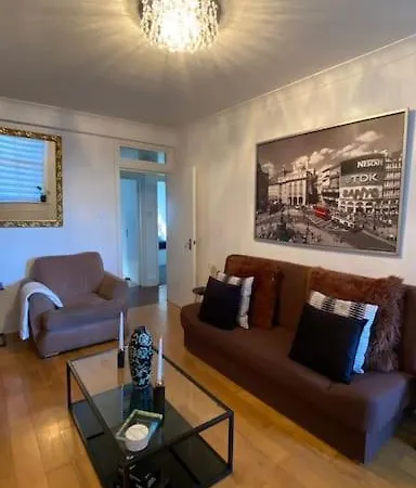 2 Bedroom Flat In Camberwell - Location With Excellent Connections To Tourist Attractions And Main Airports *