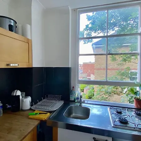 2 Bedroom Flat In Camberwell - Location With Excellent Connections To Tourist Attractions And Main Airports Appartement Londen