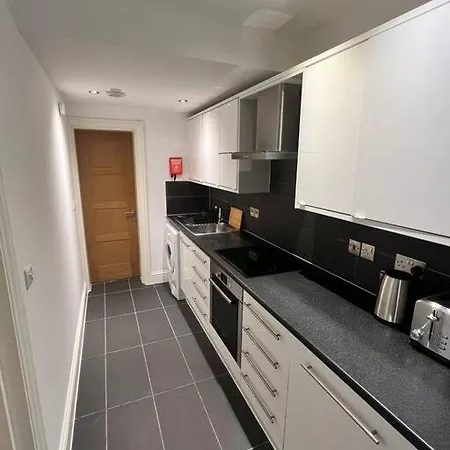 Specious In Bayswater Apartment *