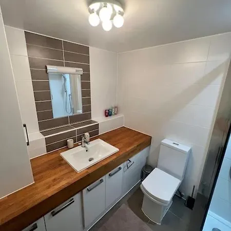 Specious In Bayswater Apartment