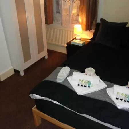 Barking Station Homestay *