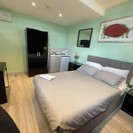 Letzi Premium Cozy Retreat Private En-suite Rooms, Heathrow Airport