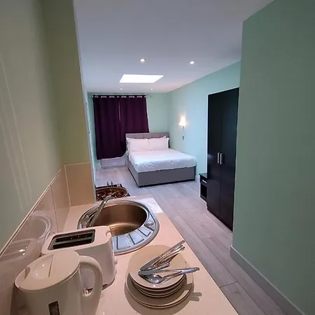 Letzi Premium Cozy Retreat Private En-suite Rooms, Heathrow Airport Guest house *