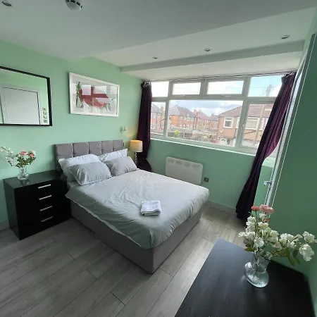 Letzi Premium Cozy Retreat Private En-suite Rooms, Heathrow Airport