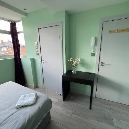 Letzi Premium Cozy Retreat Private En-suite Rooms, Heathrow Airport Guest house