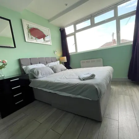 Letzi Premium Cozy Retreat Private En-suite Rooms, Heathrow Airport Guest house *