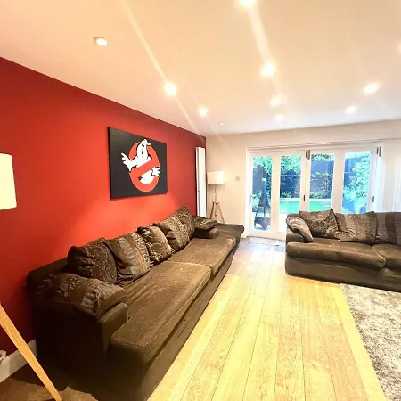 Holiday home Huge Modern Family London