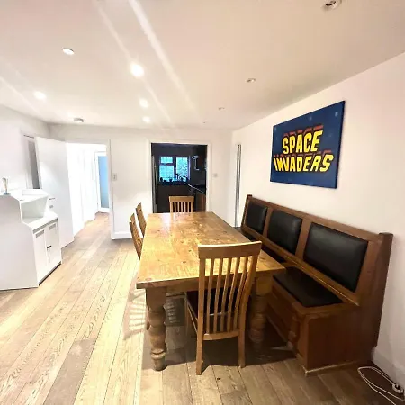 Huge Modern Family London Holiday home *