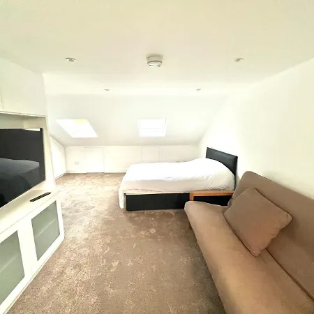 Huge Modern Family London * Finchley