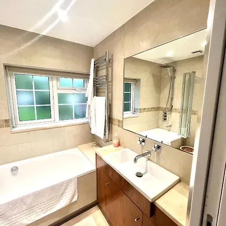 Casa vacanze Huge Modern Family London *