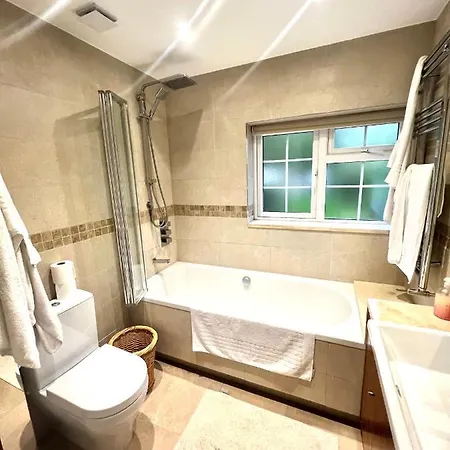 Huge Modern Family London Holiday home Finchley