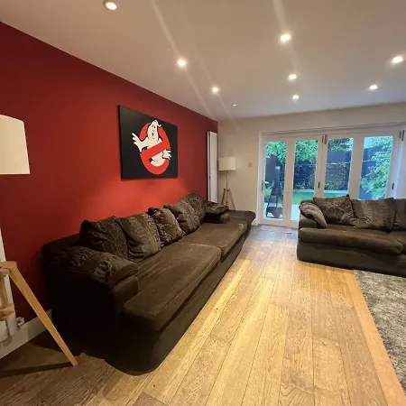 Huge Modern Family London Holiday home Finchley