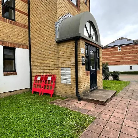 Surrey Docks Se16 Near Canada Water N Easy Access Canary Wharf *
