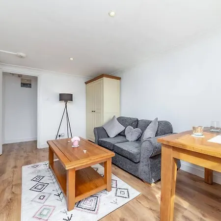 Lovely One Bedroom Flat On Edgware Road #03 *