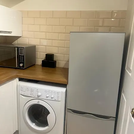Large Modern Studio Flat Apartment London