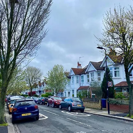 Charming Garden Flat With A Free Parking Ealing
