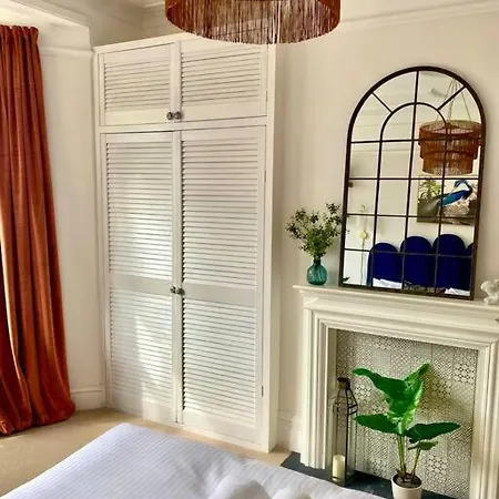 Charming Garden Flat With A Free Parking Apartment Ealing