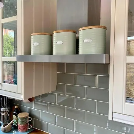 Charming Garden Flat With A Free Parking Ealing