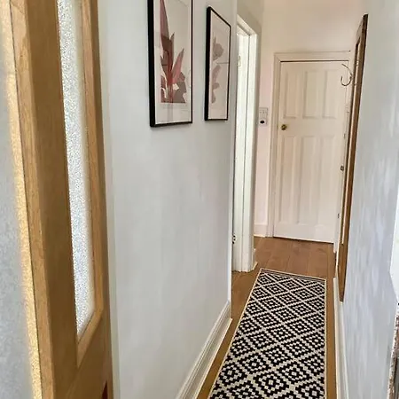 Charming Garden Flat With A Free Parking