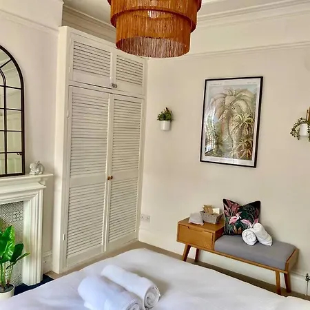 Charming Garden Flat With A Free Parking Apartment *