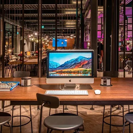 Hotel Moxy London Heathrow Airport 4*