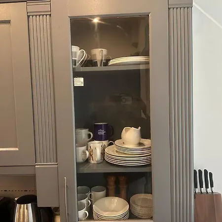 5 Bedroom House Se6 *
