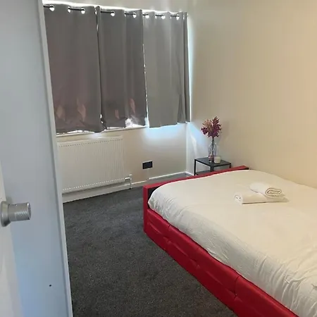 Stunning 3 Bedroom Property- Large Homestay