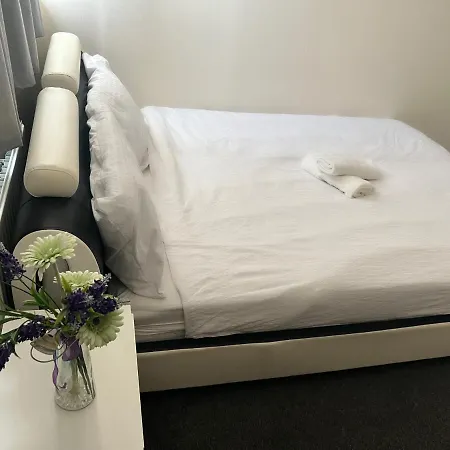Homestay Stunning 3 Bedroom Property- Large London