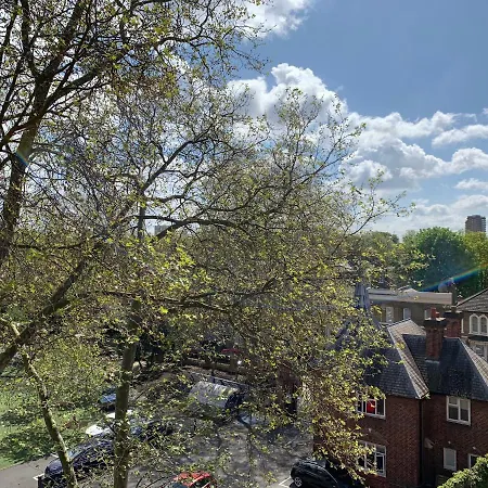 Lovely In Victoria Park Village * London