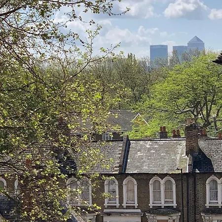 Lovely In Victoria Park Village