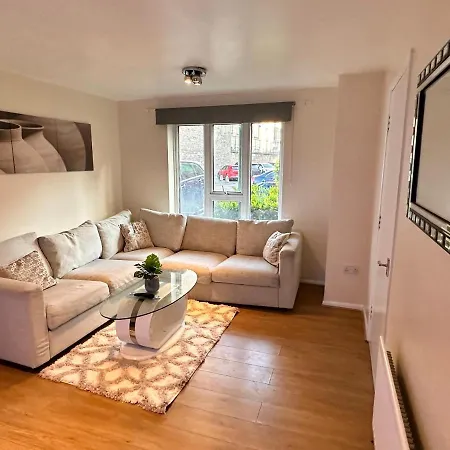 A Beautiful One Bedroom Within The Heart Of London..fully Furnished Close To Social Amenities.. * London