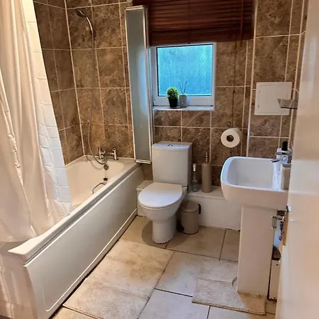 Apartment A Beautiful One Bedroom Within The Heart Of London..fully Furnished Close To Social Amenities.. *
