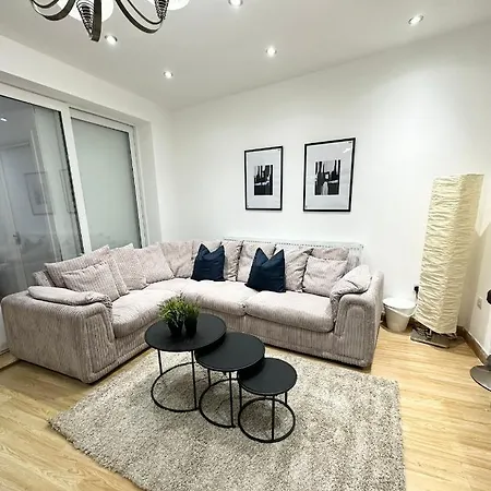 Charm - Comfortable In Spacious House Holiday home