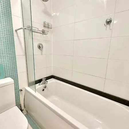 Charm - Comfortable In Spacious House Holiday home London