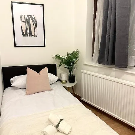 Charm - Comfortable In Spacious House