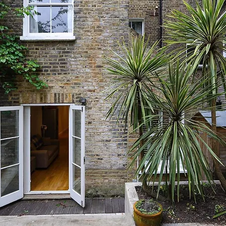 Apartment Bright 2-bed Garden Flat With Skylights In Chelsea London