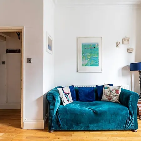 Charming Acton Dollhouse Apartment *