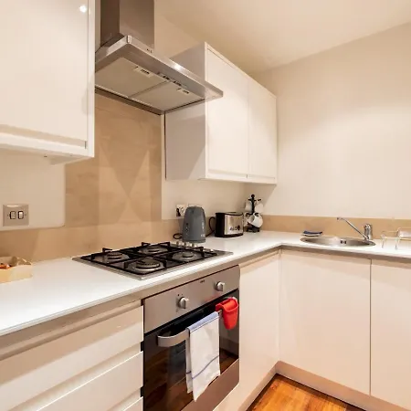 Cosy 1 Bedroom Flat Centrally Located In Chelsea Apartment *