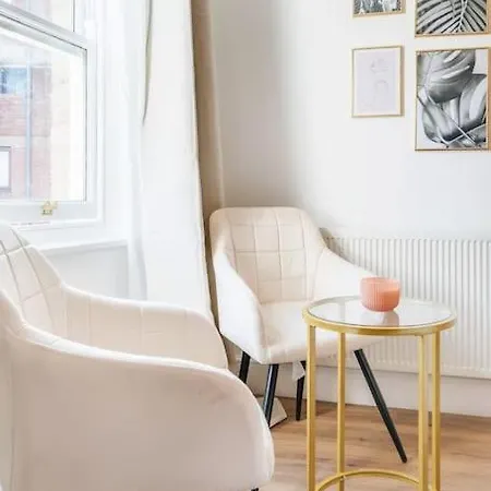 Holiday home House 10 Mins To Tower Bridge Hot Tub & Parking