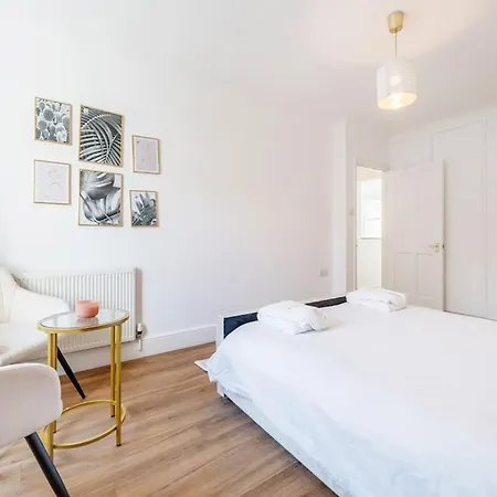 Holiday home House 10 Mins To Tower Bridge Hot Tub & Parking *