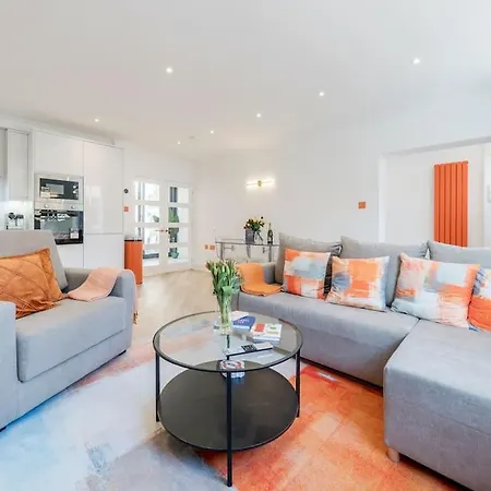 House 10 Mins To Tower Bridge Hot Tub & Parking Holiday home *