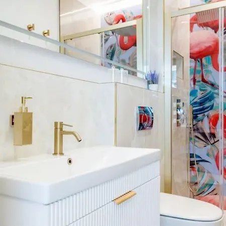 House 10 Mins To Tower Bridge Hot Tub & Parking Holiday home *
