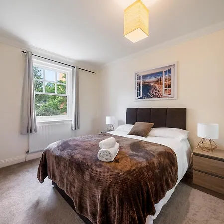 Terrific 2 Bed 2 Bath Apt With Gym & Roof Terrace -12 Mins From *