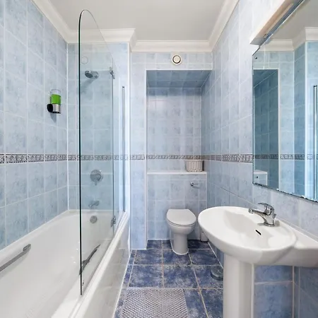 Apartment Terrific 2 Bed 2 Bath Apt With Gym & Roof Terrace -12 Mins From *