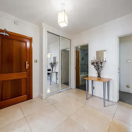 Terrific 2 Bed 2 Bath Apt With Gym & Roof Terrace -12 Mins From